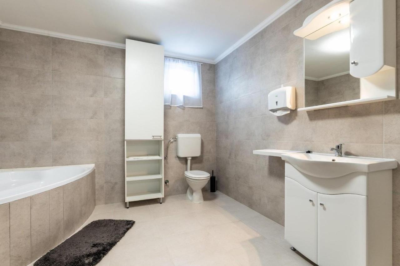 Napsugar & Virag Apartman Appartement Tiszafüred Buitenkant foto